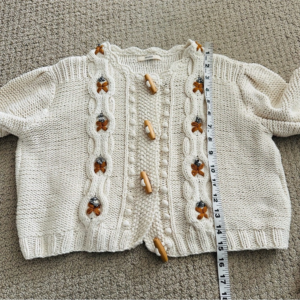 Sessun tesoro cream cable crocheted style sweater cardigan with wooden buttons - Picture 8 of 11